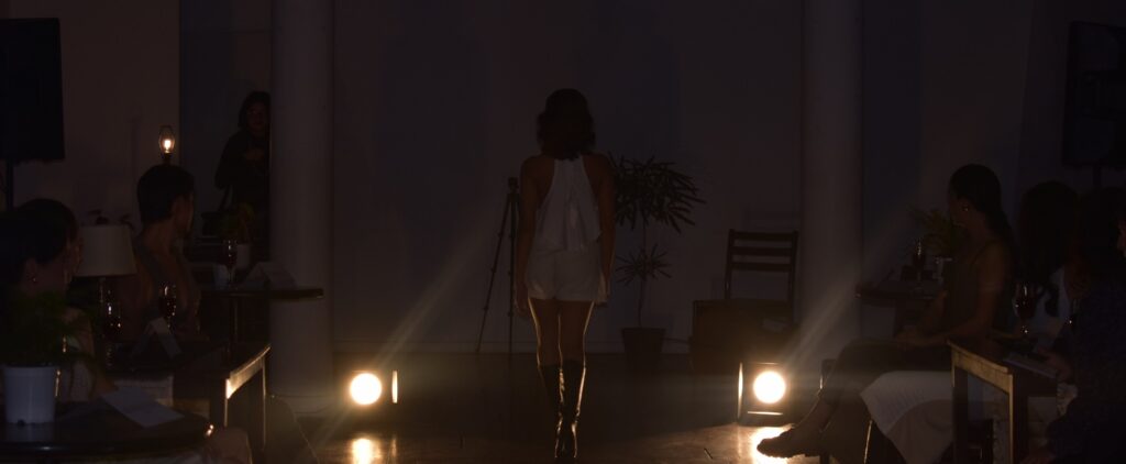 Karla Realza modelando colección confeccionada por DUSO